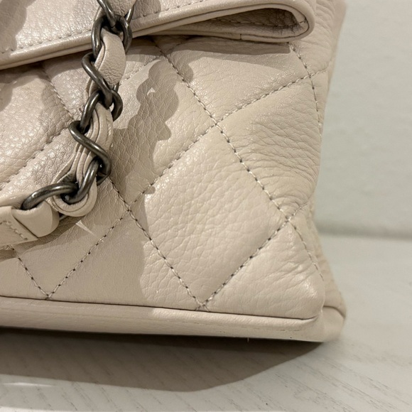 Quilted Cream Shoulder Bag • Pebbled Texture • Gunmetal Chain - Picture 6 of 16